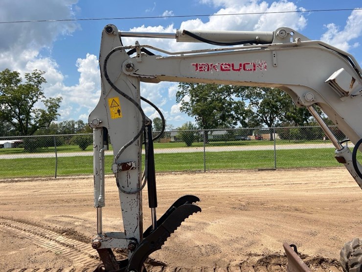 2017-takeuchi-tb240-image-22
