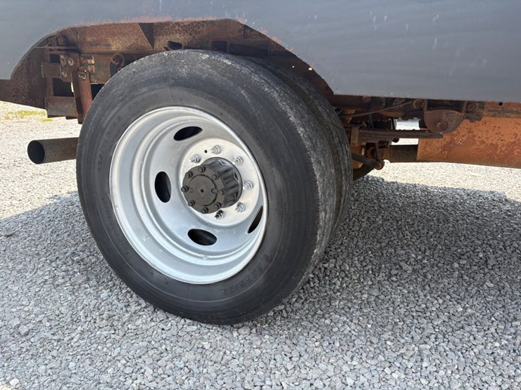 2003-ford-f550-xl-image-17