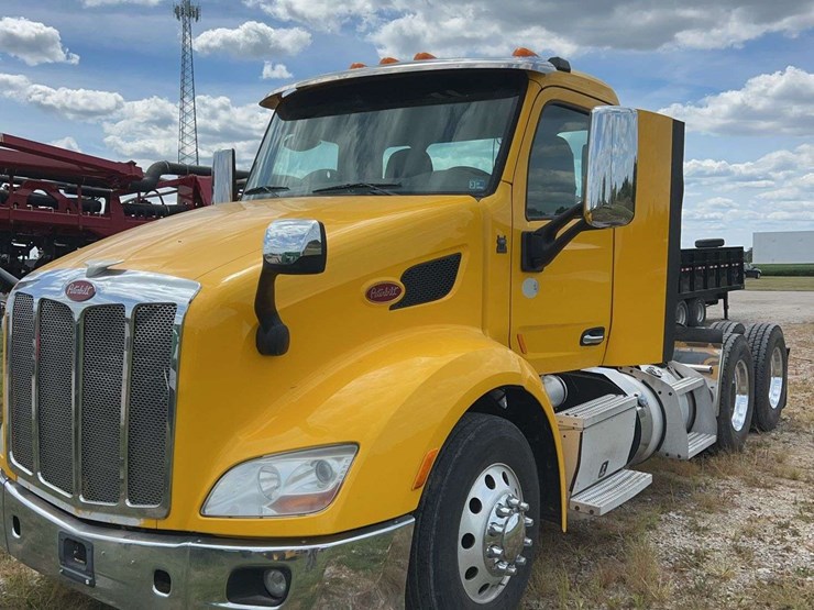 2016-peterbilt-579-image-1