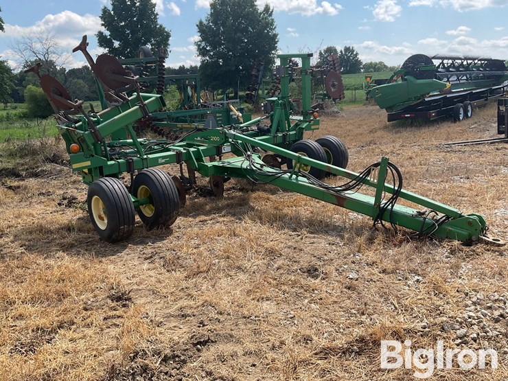 john-deere-2100-image-3