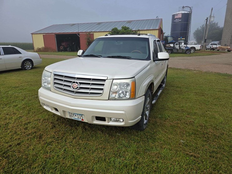 2003-cadillac-escalade-image-3