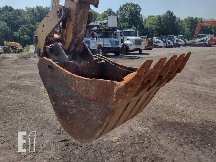 2004-caterpillar-420d-image-33