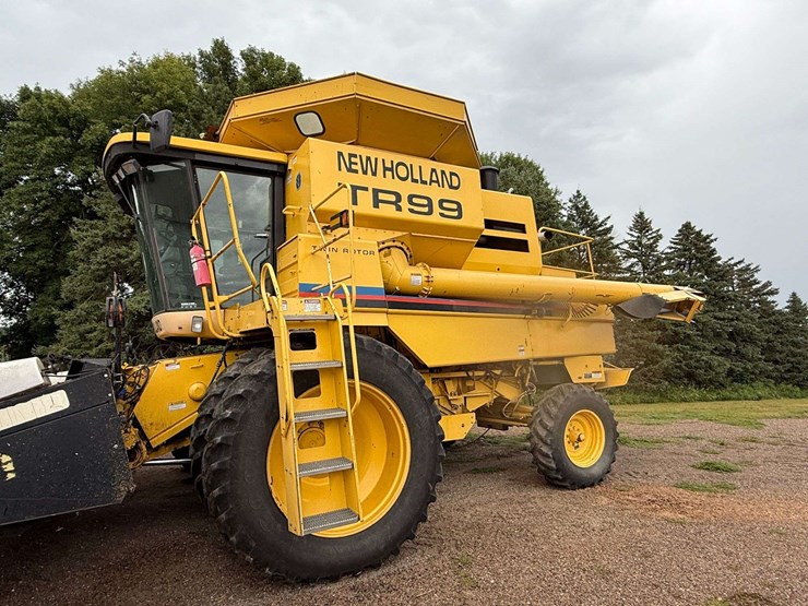 2000-new-holland-tr99-image-1