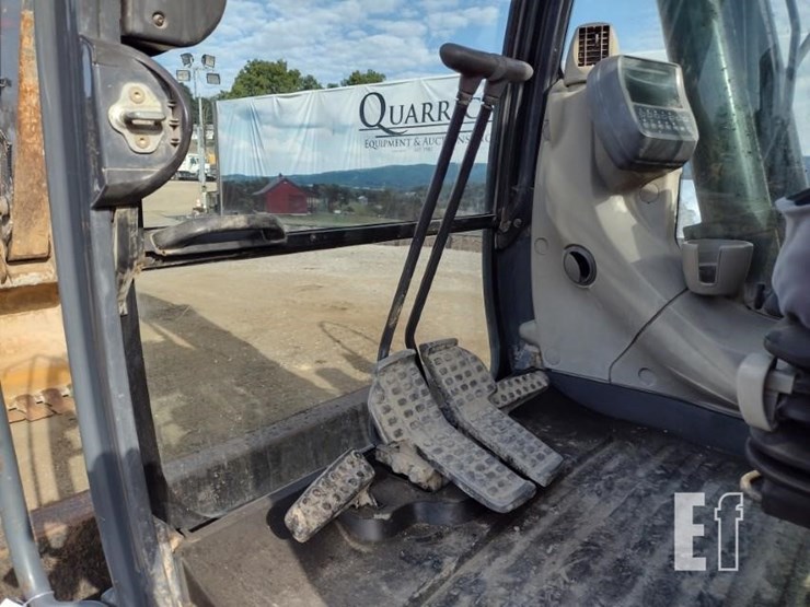 2010-deere-120d-image-12