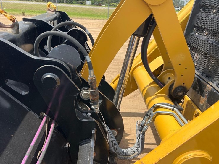 2021-caterpillar-420-image-11