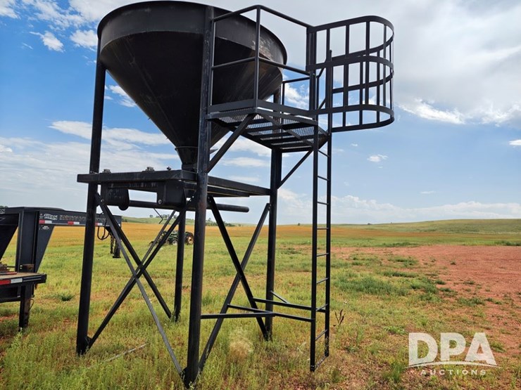 bulk-seed-hopper-(mn1101)-image-1