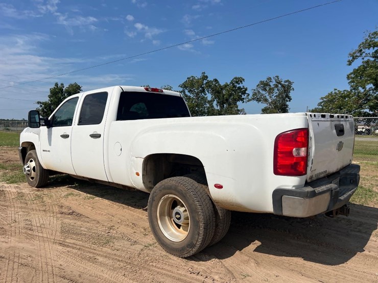 2012-chevrolet-3500hd-image-2