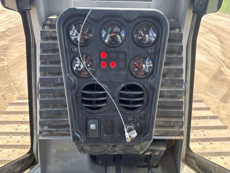 2005-caterpillar-d3g-lgp-image-26