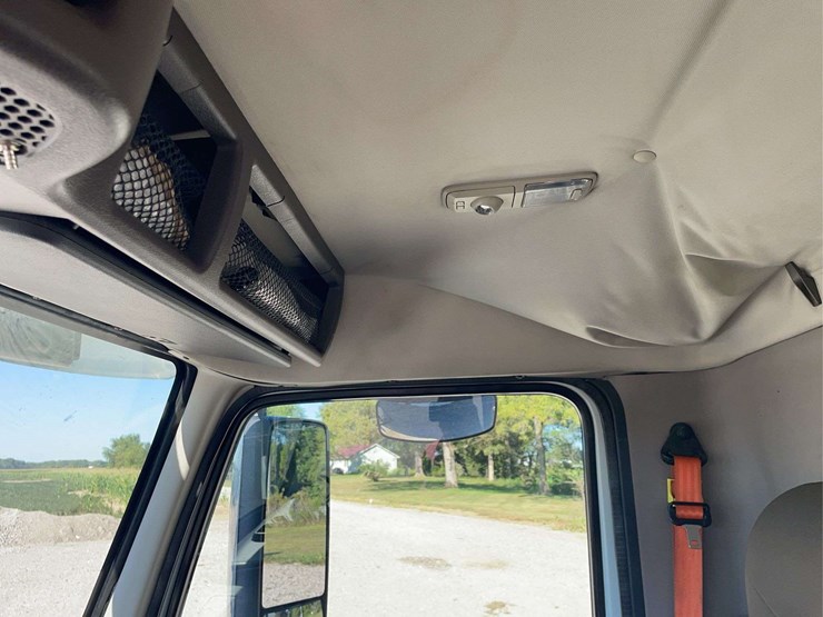 2016-volvo-day-cab-semi-image-20