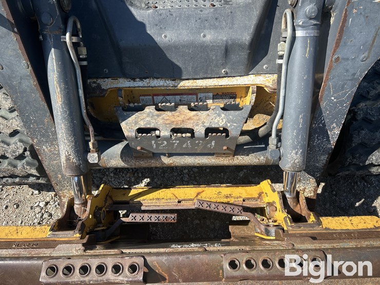 2013-deere-323d-image-10