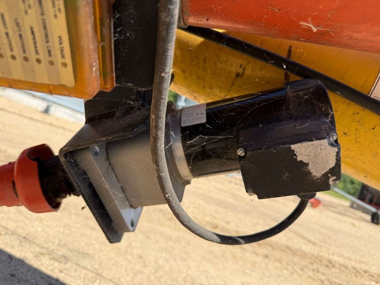 westfield-mk-100-61-auger-with-dual-auger-swing-hopper,-hydraulic-lift,-electric-hopper-walker-with-image-31