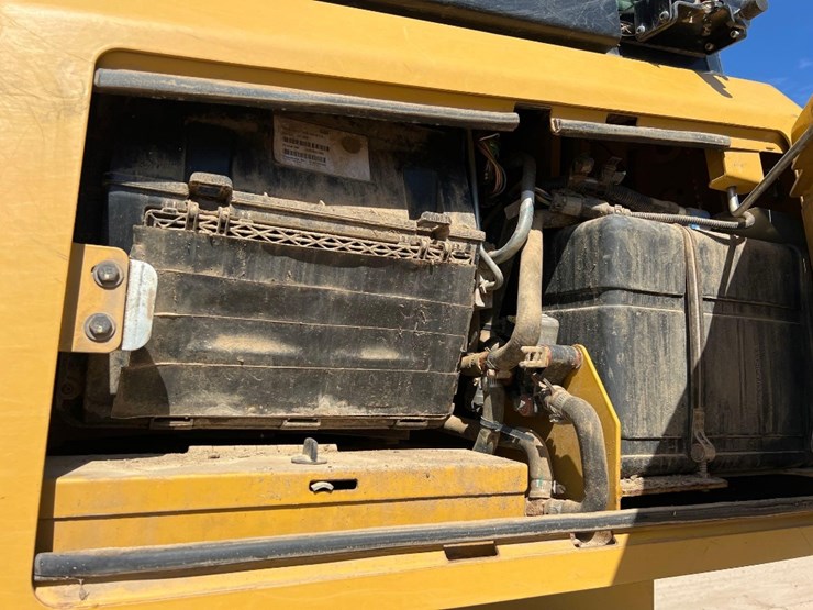 2020-caterpillar-d6k2-lgp-image-13