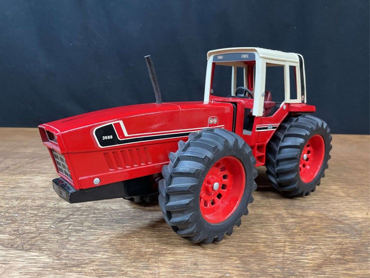 1/16-ih-3588-ertl-image-1
