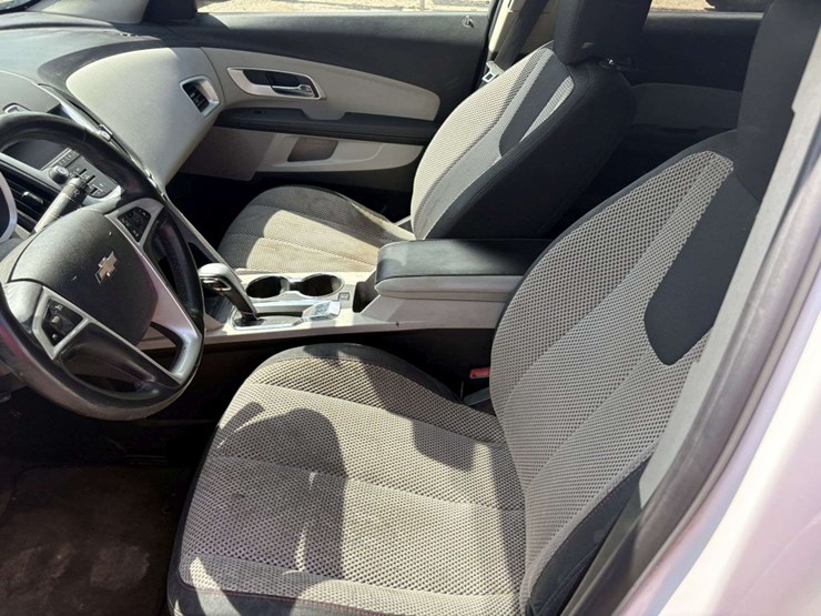2010-chevy-equinox-lt-awd,-2.4l-ecotec,-4-door,-225/65r17-on-alloy-wheels,-cloth,-power-drivers-seat-image-15