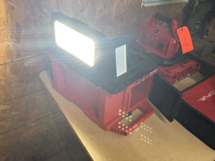 milwaukee-light-&-storage-box-light-image-6