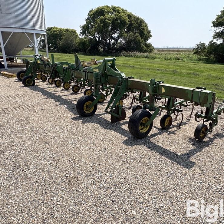 JOHN DEERE 845
