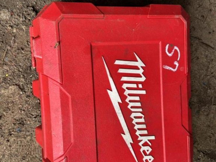 #97-•-milwaukee-portable-electric-bandsaw-image-2