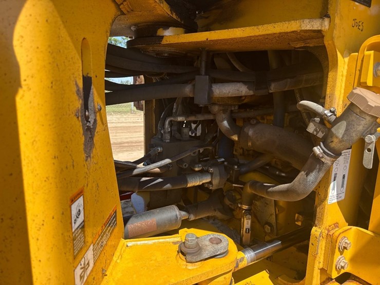 2016-deere-624k-image-22