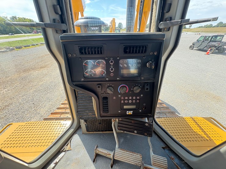 2007-caterpillar-d6t-xl-image-18