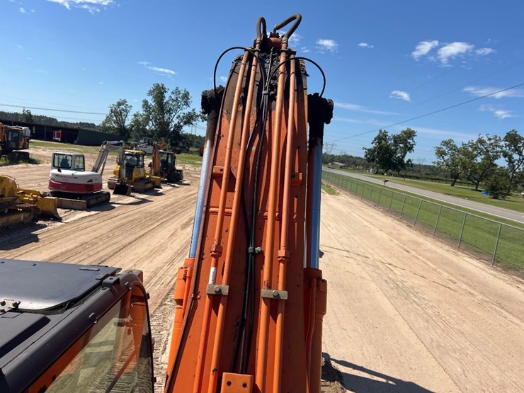 hitachi-zaxis-250lc-6n-excavator-image-19