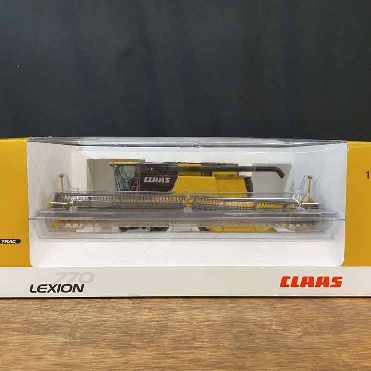 1/32 Claas Lexion 770 Combine NIB Norev