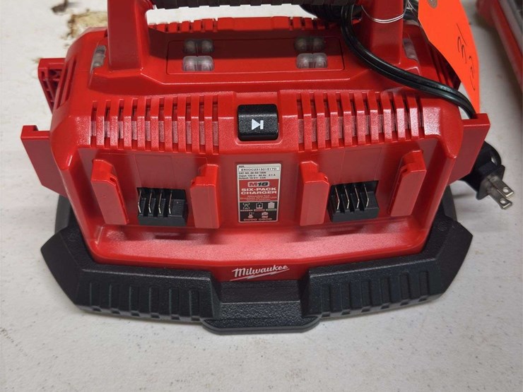 milwaukee-low-profile-box-&-charger-stand-image-1