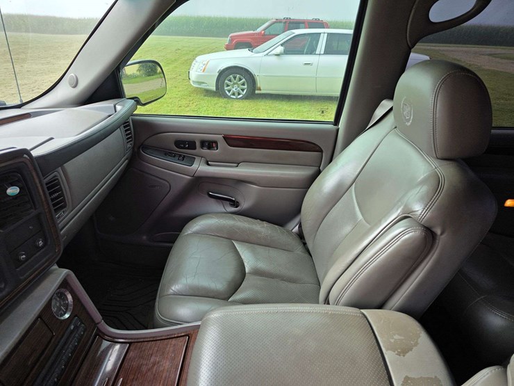 2003-cadillac-escalade-image-46
