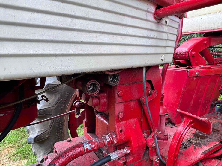 ih-460-tractor-image-12