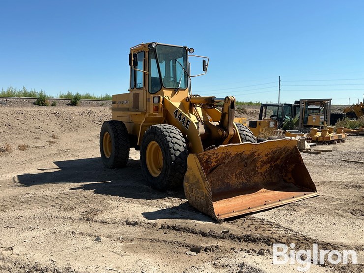 deere-444e-image-3