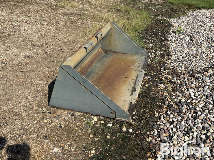 bobcat-68”-heavy-duty-skid-steer-bucket-image-3