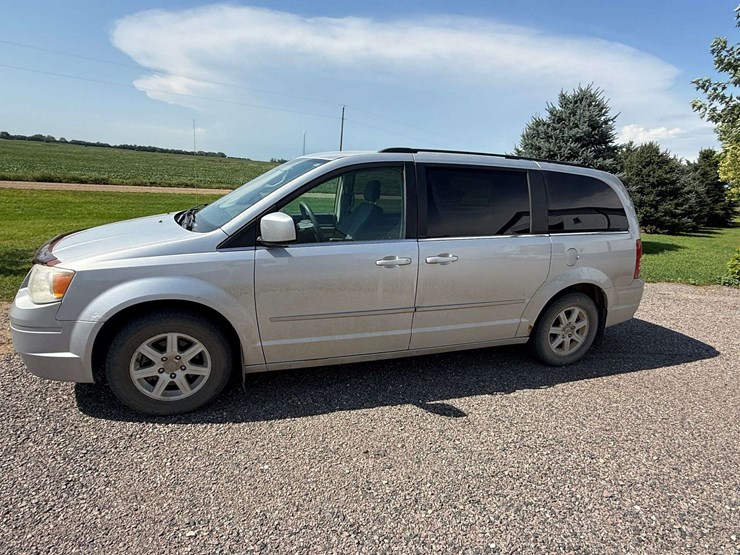 2010-chrysler-town-&-country-image-16