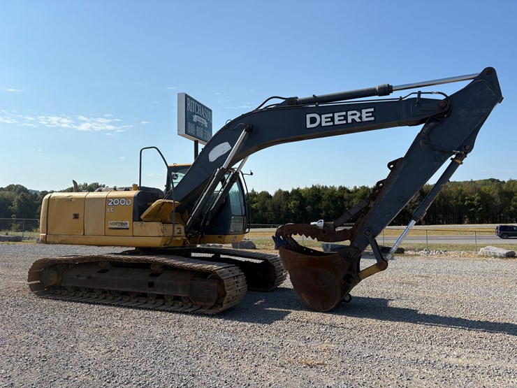 deere-200d-lc-image-2