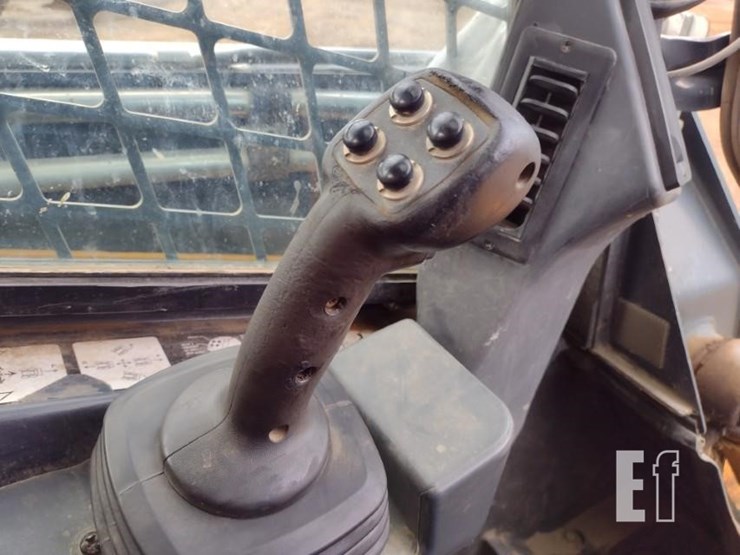 2015-deere-329e-image-10