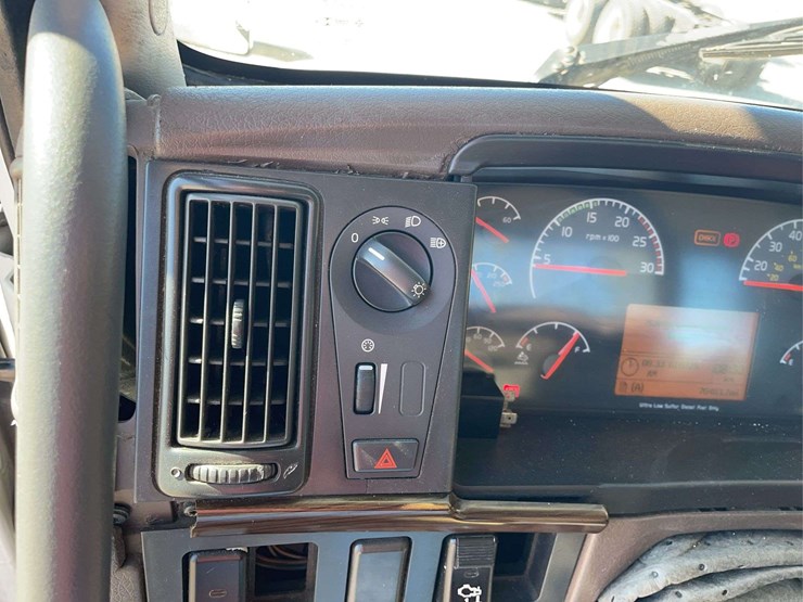 2016-volvo-day-cab-semi-image-25