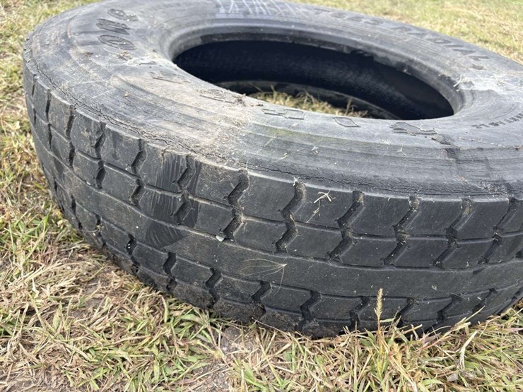 (1)-firestone-t663-11r22.5-tire,-used-image-3