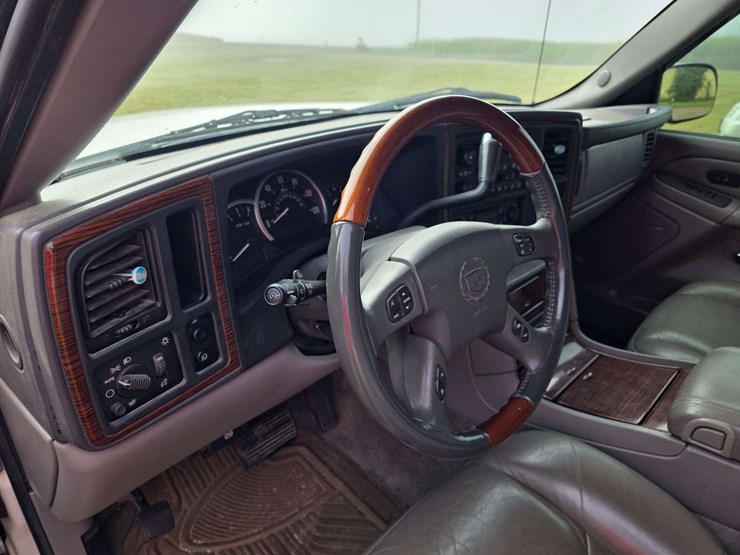 2003-cadillac-escalade-image-44