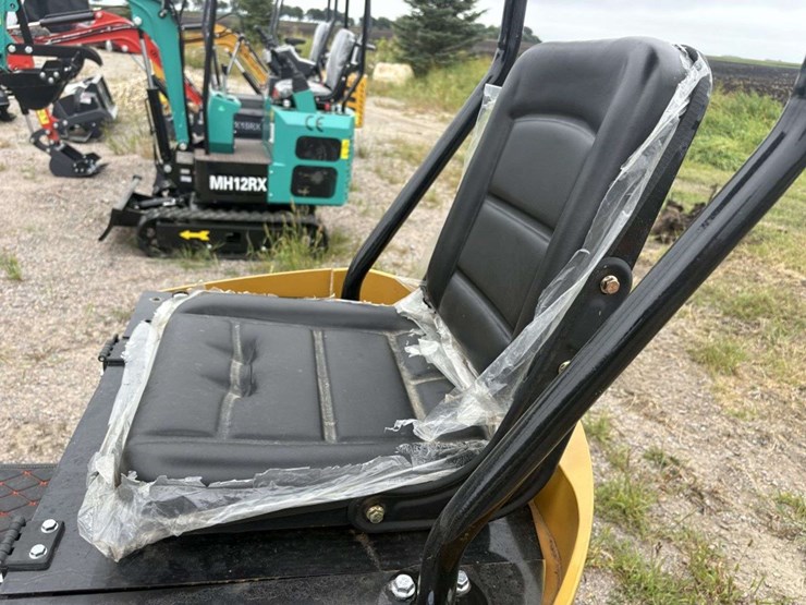 cfg-industrial-h12r-mini-excavator,-13.5-hp,-5.5’-digging-depth,-manual-thumb,-36”-hyd-blade,-16”-bu-image-9