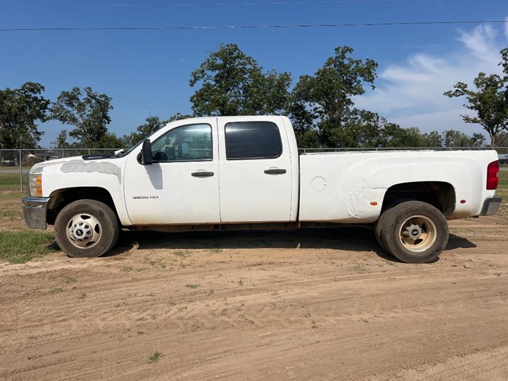 2012-chevrolet-3500hd-image-1