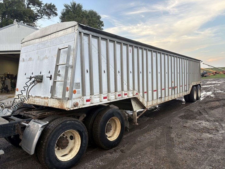 1979-cornhusker-800-40’-hopper-trailer,-66”-sides,-96”-wide,-tandem-axle,-11r24.5-on-steel-budd-rims-image-2