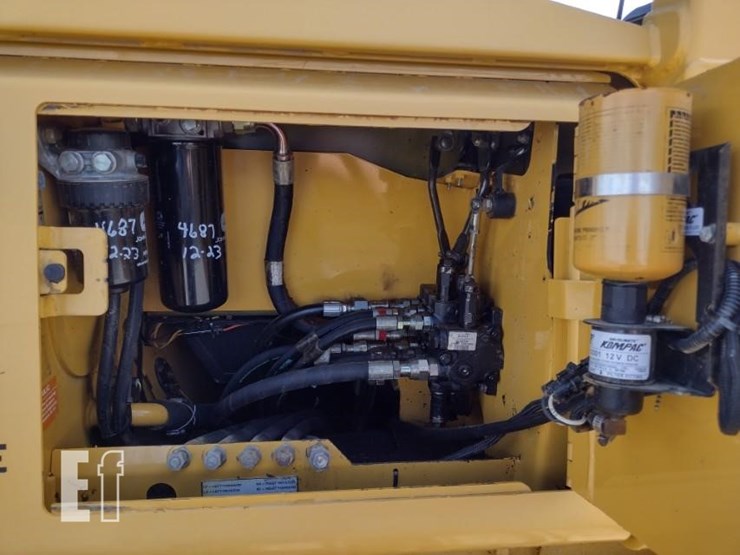 2004-deere-650h-image-38