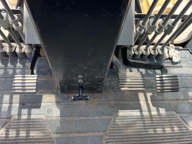 2020-caterpillar-120-image-40