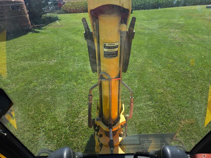 new-holland-lb75-image-49