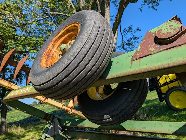 john-deere-220-image-14