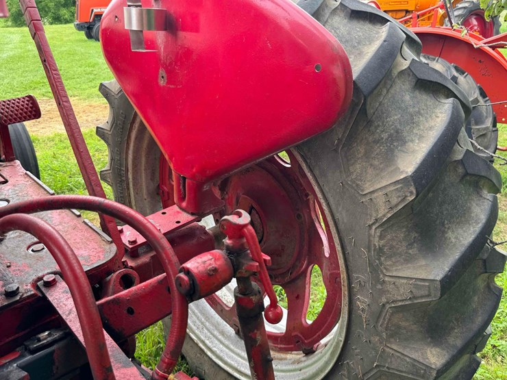 ih-460-tractor-image-21