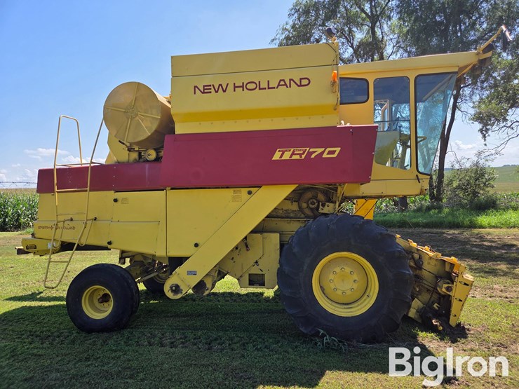 1979-new-holland-tr70-image-4
