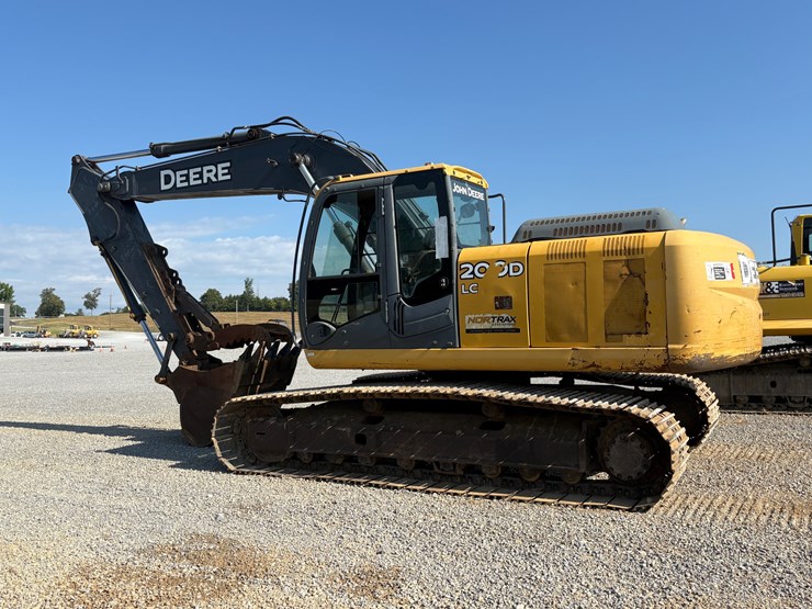 deere-200d-lc-image-5