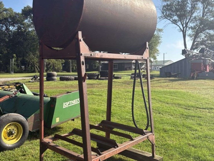 300-gal-fuel-barrel-on-stand,-last-used-for-gas-image-3