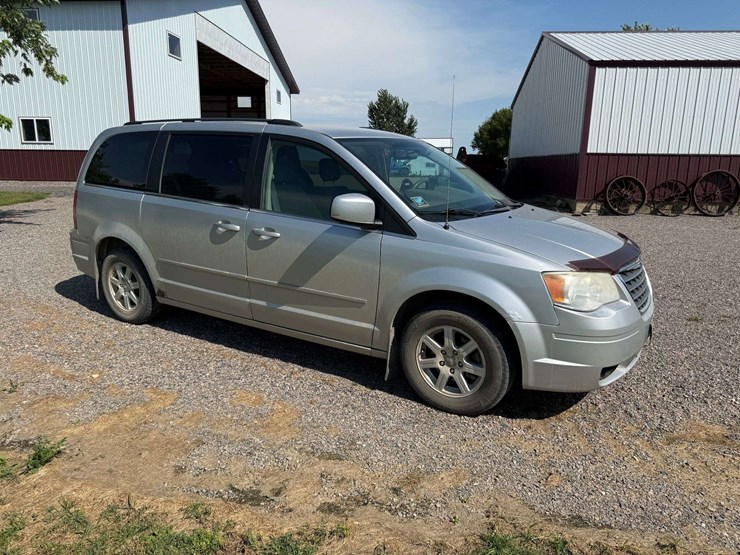 2010-chrysler-town-&-country-image-5