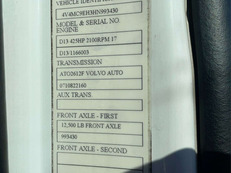 2017-volvo-day-cab-semi-image-10