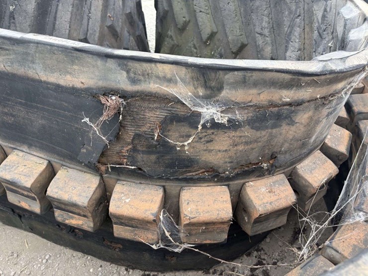 (2)-36”-tractor-tracks,-damaged,-buying-all-for-one-money-image-8